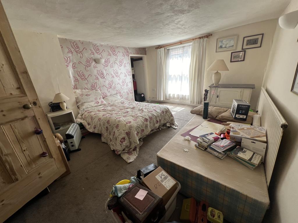 Lot: 168 - FOUR STOREY TOWN HOUSE FOR UPDATING - Master bedroom on the first floor